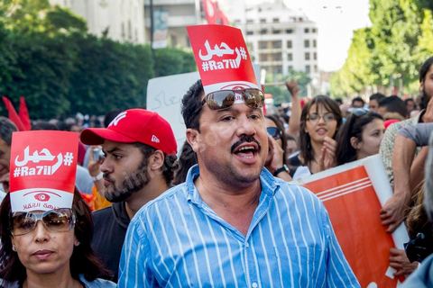 23 octobre 2013 : deux ans après les premières éléctions libres en Tunisie, quelques milliers de manifestants sont descendus sur l'avenue H. Bourguiba à Tunis pour protester contre le gouvernement en place, pour le démarrage du dialogue national et en hommage aux martyrs politiques assasinés ces derniers mois. La situation sécuritaire et la tension politique sont au coeur des révendications des tunisiens. La journée sera marquée par la mort de six nouveaux gendarmes par  des salafistes près de Sidi Bouzid au centre de la Tunisie. 