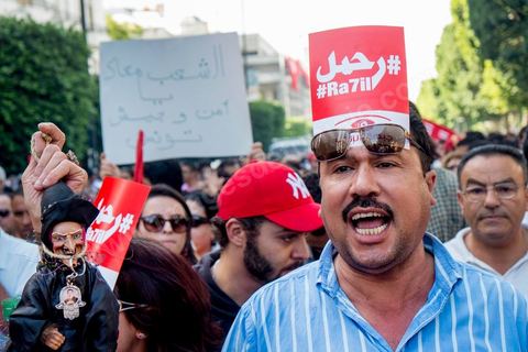 23 octobre 2013 : deux ans après les premières éléctions libres en Tunisie, quelques milliers de manifestants sont descendus sur l'avenue H. Bourguiba à Tunis pour protester contre le gouvernement en place, pour le démarrage du dialogue national et en hommage aux martyrs politiques assasinés ces derniers mois. La situation sécuritaire et la tension politique sont au coeur des révendications des tunisiens. La journée sera marquée par la mort de six nouveaux gendarmes par  des salafistes près de Sidi Bouzid au centre de la Tunisie. 