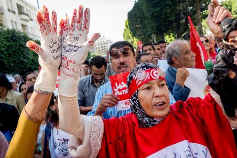 23 octobre 2013 : deux ans après les premières éléctions libres en Tunisie, quelques milliers de manifestants sont descendus sur l'avenue H. Bourguiba à Tunis pour protester contre le gouvernement en place, pour le démarrage du dialogue national et en hommage aux martyrs politiques assasinés ces derniers mois. La situation sécuritaire et la tension politique sont au coeur des révendications des tunisiens. La journée sera marquée par la mort de six nouveaux gendarmes par  des salafistes près de Sidi Bouzid au centre de la Tunisie. 