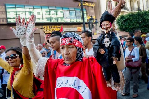 23 octobre 2013 : deux ans après les premières éléctions libres en Tunisie, quelques milliers de manifestants sont descendus sur l'avenue H. Bourguiba à Tunis pour protester contre le gouvernement en place, pour le démarrage du dialogue national et en hommage aux martyrs politiques assasinés ces derniers mois. La situation sécuritaire et la tension politique sont au coeur des révendications des tunisiens. La journée sera marquée par la mort de six nouveaux gendarmes par  des salafistes près de Sidi Bouzid au centre de la Tunisie. 