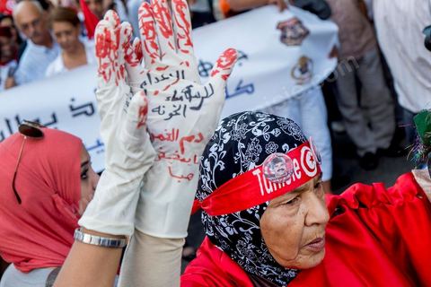 23 octobre 2013 : deux ans après les premières éléctions libres en Tunisie, quelques milliers de manifestants sont descendus sur l'avenue H. Bourguiba à Tunis pour protester contre le gouvernement en place, pour le démarrage du dialogue national et en hommage aux martyrs politiques assasinés ces derniers mois. La situation sécuritaire et la tension politique sont au coeur des révendications des tunisiens. La journée sera marquée par la mort de six nouveaux gendarmes par  des salafistes près de Sidi Bouzid au centre de la Tunisie. 