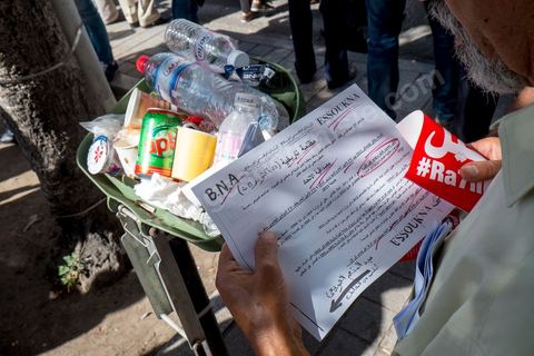 23 octobre 2013 : deux ans après les premières éléctions libres en Tunisie, quelques milliers de manifestants sont descendus sur l'avenue H. Bourguiba à Tunis pour protester contre le gouvernement en place, pour le démarrage du dialogue national et en hommage aux martyrs politiques assasinés ces derniers mois. La situation sécuritaire et la tension politique sont au coeur des révendications des tunisiens. La journée sera marquée par la mort de six nouveaux gendarmes par  des salafistes près de Sidi Bouzid au centre de la Tunisie. 