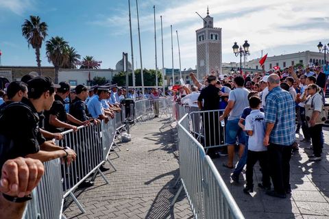 23 octobre 2013 : un millier de manifestants a rejoint ensuite la place de la Kasbah, devant le Premier Ministère pour faire pression et demander la demission du premier ministre comme convenu dans la feuille de route du Dialogue national qui tarde à démarrer. Deux ans après les premières éléctions libres en Tunisie, quelques milliers de manifestants sont descendus sur l'avenue H. Bourguiba à Tunis pour protester contre le gouvernement en place, pour le démarrage du dialogue national et en hommage aux martyrs politiques assasinés ces derniers mois. La situation sécuritaire et la tension politique sont au coeur des révendications des tunisiens. La journée sera marquée par la mort de six nouveaux gendarmes par  des salafistes près de Sidi Bouzid au centre de la Tunisie. 