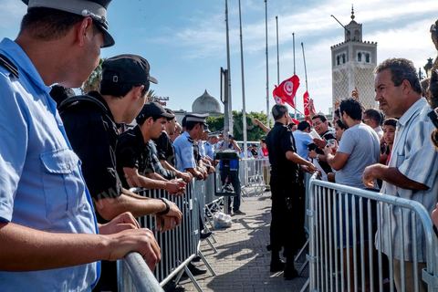 23 octobre 2013 : un millier de manifestants a rejoint ensuite la place de la Kasbah, devant le Premier Ministère pour faire pression et demander la demission du premier ministre comme convenu dans la feuille de route du Dialogue national qui tarde à démarrer. Deux ans après les premières éléctions libres en Tunisie, quelques milliers de manifestants sont descendus sur l'avenue H. Bourguiba à Tunis pour protester contre le gouvernement en place, pour le démarrage du dialogue national et en hommage aux martyrs politiques assasinés ces derniers mois. La situation sécuritaire et la tension politique sont au coeur des révendications des tunisiens. La journée sera marquée par la mort de six nouveaux gendarmes par  des salafistes près de Sidi Bouzid au centre de la Tunisie. 