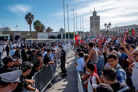 23 octobre 2013 : un millier de manifestants a rejoint ensuite la place de la Kasbah, devant le Premier Ministère pour faire pression et demander la demission du premier ministre comme convenu dans la feuille de route du Dialogue national qui tarde à démarrer. Deux ans après les premières éléctions libres en Tunisie, quelques milliers de manifestants sont descendus sur l'avenue H. Bourguiba à Tunis pour protester contre le gouvernement en place, pour le démarrage du dialogue national et en hommage aux martyrs politiques assasinés ces derniers mois. La situation sécuritaire et la tension politique sont au coeur des révendications des tunisiens. La journée sera marquée par la mort de six nouveaux gendarmes par  des salafistes près de Sidi Bouzid au centre de la Tunisie. 