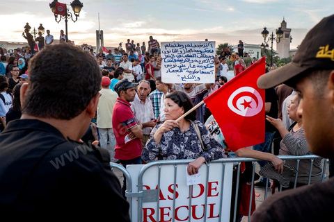 23 octobre 2013 : un millier de manifestants a rejoint ensuite la place de la Kasbah, devant le Premier Ministère pour faire pression et demander la demission du premier ministre comme convenu dans la feuille de route du Dialogue national qui tarde à démarrer. Deux ans après les premières éléctions libres en Tunisie, quelques milliers de manifestants sont descendus sur l'avenue H. Bourguiba à Tunis pour protester contre le gouvernement en place, pour le démarrage du dialogue national et en hommage aux martyrs politiques assasinés ces derniers mois. La situation sécuritaire et la tension politique sont au coeur des révendications des tunisiens. La journée sera marquée par la mort de six nouveaux gendarmes par  des salafistes près de Sidi Bouzid au centre de la Tunisie. 