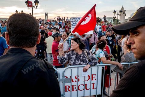 23 octobre 2013 : un millier de manifestants a rejoint ensuite la place de la Kasbah, devant le Premier Ministère pour faire pression et demander la demission du premier ministre comme convenu dans la feuille de route du Dialogue national qui tarde à démarrer. Deux ans après les premières éléctions libres en Tunisie, quelques milliers de manifestants sont descendus sur l'avenue H. Bourguiba à Tunis pour protester contre le gouvernement en place, pour le démarrage du dialogue national et en hommage aux martyrs politiques assasinés ces derniers mois. La situation sécuritaire et la tension politique sont au coeur des révendications des tunisiens. La journée sera marquée par la mort de six nouveaux gendarmes par  des salafistes près de Sidi Bouzid au centre de la Tunisie. 