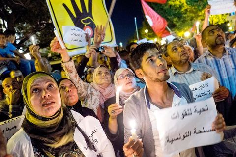 24 octobre 2013 : Manifestation d'un peu plus d'un millier de partisans du parti islamiste au pouvoir Ennahdha sur l'avenue Bourguiba à Tunis en hommage aux martyrs, en soutien à son parti dans cette période de crise politique et de démarrage difficile du dialogue national. Le lendemain, Ali Larayedh, Premier Ministre se déclare démissionnaire et le Dialogue national s'engage dans l'espoir d'aboutir à un consensus politique national.