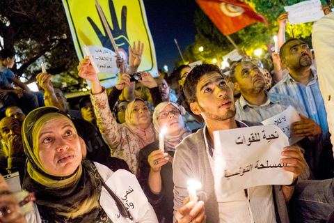 24 octobre 2013 : Manifestation d'un peu plus d'un millier de partisans du parti islamiste au pouvoir Ennahdha sur l'avenue Bourguiba à Tunis en hommage aux martyrs, en soutien à son parti dans cette période de crise politique et de démarrage difficile du dialogue national. Le lendemain, Ali Larayedh, Premier Ministre se déclare démissionnaire et le Dialogue national s'engage dans l'espoir d'aboutir à un consensus politique national.