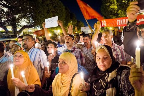 24 octobre 2013 : Manifestation d'un peu plus d'un millier de partisans du parti islamiste au pouvoir Ennahdha sur l'avenue Bourguiba à Tunis en hommage aux martyrs, en soutien à son parti dans cette période de crise politique et de démarrage difficile du dialogue national. Le lendemain, Ali Larayedh, Premier Ministre se déclare démissionnaire et le Dialogue national s'engage dans l'espoir d'aboutir à un consensus politique national.