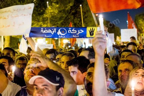 24 octobre 2013 : Manifestation d'un peu plus d'un millier de partisans du parti islamiste au pouvoir Ennahdha sur l'avenue Bourguiba à Tunis en hommage aux martyrs, en soutien à son parti dans cette période de crise politique et de démarrage difficile du dialogue national. Le lendemain, Ali Larayedh, Premier Ministre se déclare démissionnaire et le Dialogue national s'engage dans l'espoir d'aboutir à un consensus politique national.