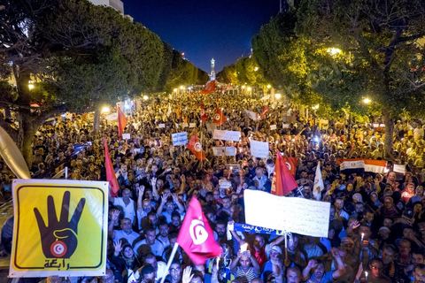 24 octobre 2013 : Manifestation d'un peu plus d'un millier de partisans du parti islamiste au pouvoir Ennahdha sur l'avenue Bourguiba à Tunis en hommage aux martyrs, en soutien à son parti dans cette période de crise politique et de démarrage difficile du dialogue national. Le lendemain, Ali Larayedh, Premier Ministre se déclare démissionnaire et le Dialogue national s'engage dans l'espoir d'aboutir à un consensus politique national.