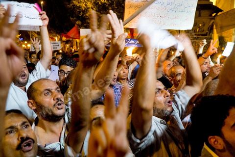 24 octobre 2013 : Manifestation d'un peu plus d'un millier de partisans du parti islamiste au pouvoir Ennahdha sur l'avenue Bourguiba à Tunis en hommage aux martyrs, en soutien à son parti dans cette période de crise politique et de démarrage difficile du dialogue national. Le lendemain, Ali Larayedh, Premier Ministre se déclare démissionnaire et le Dialogue national s'engage dans l'espoir d'aboutir à un consensus politique national.