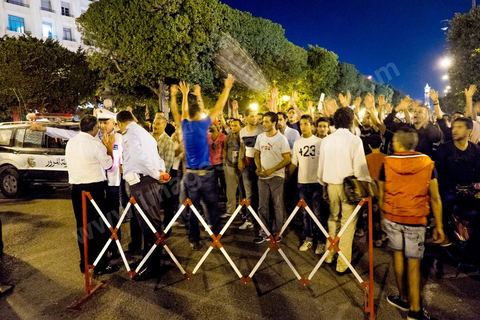 24 octobre 2013 : Manifestation d'un peu plus d'un millier de partisans du parti islamiste au pouvoir Ennahdha sur l'avenue Bourguiba à Tunis en hommage aux martyrs, en soutien à son parti dans cette période de crise politique et de démarrage difficile du dialogue national. Le lendemain, Ali Larayedh, Premier Ministre se déclare démissionnaire et le Dialogue national s'engage dans l'espoir d'aboutir à un consensus politique national.