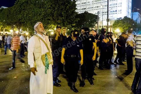 24 octobre 2013 : Manifestation d'un peu plus d'un millier de partisans du parti islamiste au pouvoir Ennahdha sur l'avenue Bourguiba à Tunis en hommage aux martyrs, en soutien à son parti dans cette période de crise politique et de démarrage difficile du dialogue national. Le lendemain, Ali Larayedh, Premier Ministre se déclare démissionnaire et le Dialogue national s'engage dans l'espoir d'aboutir à un consensus politique national.