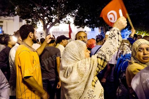 24 octobre 2013 : Manifestation d'un peu plus d'un millier de partisans du parti islamiste au pouvoir Ennahdha sur l'avenue Bourguiba à Tunis en hommage aux martyrs, en soutien à son parti dans cette période de crise politique et de démarrage difficile du dialogue national. Le lendemain, Ali Larayedh, Premier Ministre se déclare démissionnaire et le Dialogue national s'engage dans l'espoir d'aboutir à un consensus politique national.