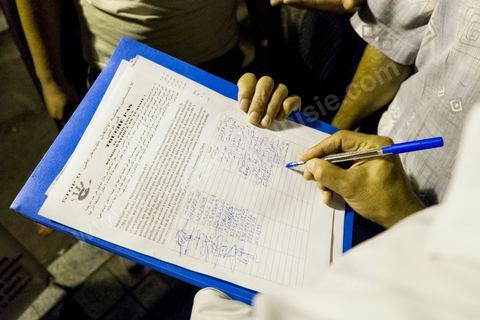 24 octobre 2013 : Manifestation d'un peu plus d'un millier de partisans du parti islamiste au pouvoir Ennahdha sur l'avenue Bourguiba à Tunis en hommage aux martyrs, en soutien à son parti dans cette période de crise politique et de démarrage difficile du dialogue national. Le lendemain, Ali Larayedh, Premier Ministre se déclare démissionnaire et le Dialogue national s'engage dans l'espoir d'aboutir à un consensus politique national.