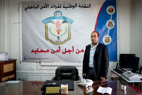 28 octobre 2013 : Nebil Ayari, Secrétaire Général du Syndicat de la Police (SNFSI) dans son bureau. Des centaines de policiers avec des familles de martyrs, des agents révoqués ainsi que de nombreux citoyens ont manifesté ce matin sur l’avenue Bourguiba à Tunis à l'appel du  SNFSI, Syndicat National des Forces de Sécurité Intérieure. Les manifestants ont réclamé davantage de moyens pour combattre le terrorisme. Des obsèques symboliques des policiers morts dans des affrontements avec les terroristes ont été organisées sur la place des martyrs au ministère de l’intérieur.Le SNFSI avait  lancé samedi un véritable ultimatum au gouvernement réclamant le départ des hauts cadres inféodés selon eux aux islamistes et la réintégration de cadres révoqués après la révolution de janvier 2011 sous 48 heures. Cette démarche a été dénoncée et qualifiée de «menace de rébellion» par le MI.