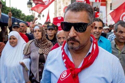 28 octobre 2013 : Des centaines de policiers avec des familles de martyrs, des agents révoqués ainsi que de nombreux citoyens ont manifesté ce matin sur l’avenue Bourguiba à Tunis à l'appel du  SNFSI, Syndicat National des Forces de Sécurité Intérieure. Les manifestants ont réclamé davantage de moyens pour combattre le terrorisme. Des obsèques symboliques des policiers morts dans des affrontements avec les terroristes ont été organisées sur la place des martyrs au ministère de l’intérieur.Le SNFSI avait  lancé samedi un véritable ultimatum au gouvernement réclamant le départ des hauts cadres inféodés selon eux aux islamistes et la réintégration de cadres révoqués après la révolution de janvier 2011 sous 48 heures. Cette démarche a été dénoncée et qualifiée de «menace de rébellion» par le MI.
