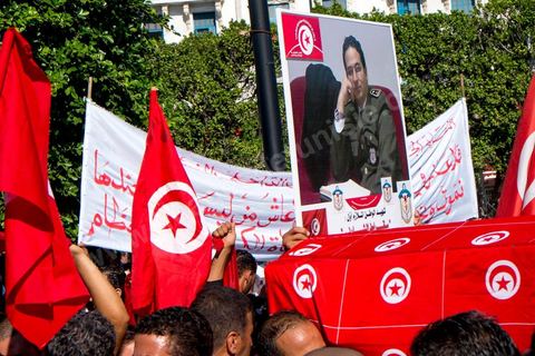 28 octobre 2013 : Des centaines de policiers avec des familles de martyrs, des agents révoqués ainsi que de nombreux citoyens ont manifesté ce matin sur l’avenue Bourguiba à Tunis à l'appel du  SNFSI, Syndicat National des Forces de Sécurité Intérieure. Les manifestants ont réclamé davantage de moyens pour combattre le terrorisme. Des obsèques symboliques des policiers morts dans des affrontements avec les terroristes ont été organisées sur la place des martyrs au ministère de l’intérieur.Le SNFSI avait  lancé samedi un véritable ultimatum au gouvernement réclamant le départ des hauts cadres inféodés selon eux aux islamistes et la réintégration de cadres révoqués après la révolution de janvier 2011 sous 48 heures. Cette démarche a été dénoncée et qualifiée de «menace de rébellion» par le MI.