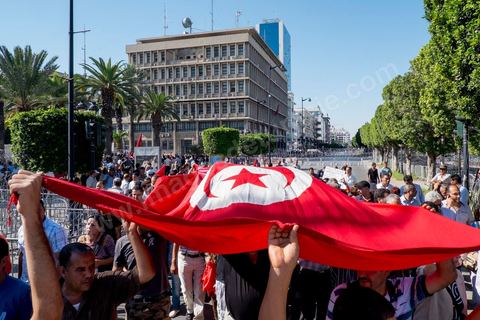 28 octobre 2013 : Des centaines de policiers avec des familles de martyrs, des agents révoqués ainsi que de nombreux citoyens ont manifesté ce matin sur l’avenue Bourguiba à Tunis à l'appel du  SNFSI, Syndicat National des Forces de Sécurité Intérieure. Les manifestants ont réclamé davantage de moyens pour combattre le terrorisme. Des obsèques symboliques des policiers morts dans des affrontements avec les terroristes ont été organisées sur la place des martyrs au ministère de l’intérieur.Le SNFSI avait  lancé samedi un véritable ultimatum au gouvernement réclamant le départ des hauts cadres inféodés selon eux aux islamistes et la réintégration de cadres révoqués après la révolution de janvier 2011 sous 48 heures. Cette démarche a été dénoncée et qualifiée de «menace de rébellion» par le MI.