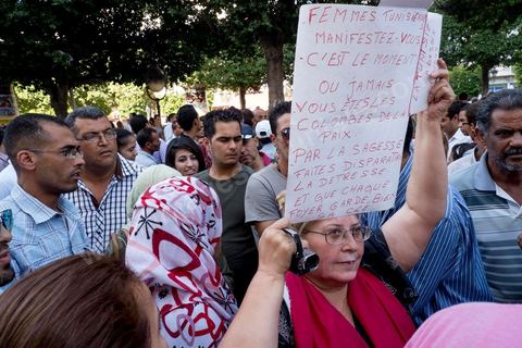 28 octobre 2013 : Des centaines de policiers avec des familles de martyrs, des agents révoqués ainsi que de nombreux citoyens ont manifesté ce matin sur l’avenue Bourguiba à Tunis à l'appel du  SNFSI, Syndicat National des Forces de Sécurité Intérieure. Les manifestants ont réclamé davantage de moyens pour combattre le terrorisme. Des obsèques symboliques des policiers morts dans des affrontements avec les terroristes ont été organisées sur la place des martyrs au ministère de l’intérieur.Le SNFSI avait  lancé samedi un véritable ultimatum au gouvernement réclamant le départ des hauts cadres inféodés selon eux aux islamistes et la réintégration de cadres révoqués après la révolution de janvier 2011 sous 48 heures. Cette démarche a été dénoncée et qualifiée de «menace de rébellion» par le MI.