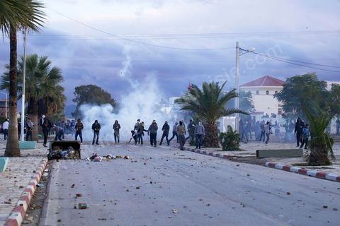 27 novembre 2013 : La ville de Siliana a observé mercredi une grève générale en commémoration du soulèvement des habitants de la région en novembre 2012 pour revendiquer le droit à un développement équitable. Des manifestants ont jeté des pierres sur les forces sécuritaires blessant 50 policiers et  endommageant 10 fourgons de police. Les forces de sécurité ont pourchassé les manifestants jusque dans les quartiers de la ville en usant de gaz lacrymogène. Des barrages de pneus en feu et de ferraille ont été dressés par les manifestants sur l'axe principal de Siliana et les rues étaient jonchées de projectiles.