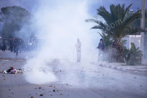 27 novembre 2013 : La ville de Siliana a observé mercredi une grève générale en commémoration du soulèvement des habitants de la région en novembre 2012 pour revendiquer le droit à un développement équitable. Des manifestants ont jeté des pierres sur les forces sécuritaires blessant 50 policiers et  endommageant 10 fourgons de police. Les forces de sécurité ont pourchassé les manifestants jusque dans les quartiers de la ville en usant de gaz lacrymogène. Des barrages de pneus en feu et de ferraille ont été dressés par les manifestants sur l'axe principal de Siliana et les rues étaient jonchées de projectiles.