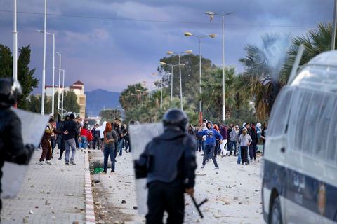 27 novembre 2013 : La ville de Siliana a observé mercredi une grève générale en commémoration du soulèvement des habitants de la région en novembre 2012 pour revendiquer le droit à un développement équitable. Des manifestants ont jeté des pierres sur les forces sécuritaires blessant 50 policiers et  endommageant 10 fourgons de police. Les forces de sécurité ont pourchassé les manifestants jusque dans les quartiers de la ville en usant de gaz lacrymogène. Des barrages de pneus en feu et de ferraille ont été dressés par les manifestants sur l'axe principal de Siliana et les rues étaient jonchées de projectiles.