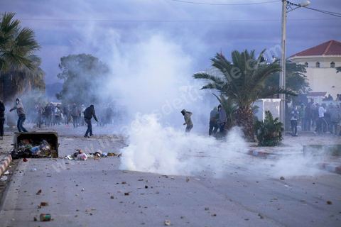 27 novembre 2013 : La ville de Siliana a observé mercredi une grève générale en commémoration du soulèvement des habitants de la région en novembre 2012 pour revendiquer le droit à un développement équitable. Des manifestants ont jeté des pierres sur les forces sécuritaires blessant 50 policiers et  endommageant 10 fourgons de police. Les forces de sécurité ont pourchassé les manifestants jusque dans les quartiers de la ville en usant de gaz lacrymogène. Des barrages de pneus en feu et de ferraille ont été dressés par les manifestants sur l'axe principal de Siliana et les rues étaient jonchées de projectiles.