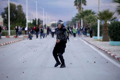 27 novembre 2013 : La ville de Siliana a observé mercredi une grève générale en commémoration du soulèvement des habitants de la région en novembre 2012 pour revendiquer le droit à un développement équitable. Des manifestants ont jeté des pierres sur les forces sécuritaires blessant 50 policiers et  endommageant 10 fourgons de police. Les forces de sécurité ont pourchassé les manifestants jusque dans les quartiers de la ville en usant de gaz lacrymogène. Des barrages de pneus en feu et de ferraille ont été dressés par les manifestants sur l'axe principal de Siliana et les rues étaient jonchées de projectiles.
