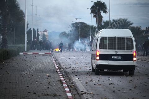 27 novembre 2013 : La ville de Siliana a observé mercredi une grève générale en commémoration du soulèvement des habitants de la région en novembre 2012 pour revendiquer le droit à un développement équitable. Des manifestants ont jeté des pierres sur les forces sécuritaires blessant 50 policiers et  endommageant 10 fourgons de police. Les forces de sécurité ont pourchassé les manifestants jusque dans les quartiers de la ville en usant de gaz lacrymogène. Des barrages de pneus en feu et de ferraille ont été dressés par les manifestants sur l'axe principal de Siliana et les rues étaient jonchées de projectiles.