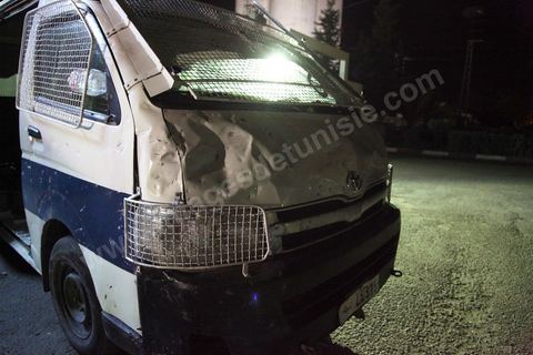 27 novembre 2013 : La ville de Siliana a observé mercredi une grève générale en commémoration du soulèvement des habitants de la région en novembre 2012 pour revendiquer le droit à un développement équitable. Des manifestants ont jeté des pierres sur les forces sécuritaires blessant 50 policiers et  endommageant 10 fourgons de police. Les forces de sécurité ont pourchassé les manifestants jusque dans les quartiers de la ville en usant de gaz lacrymogène. Des barrages de pneus en feu et de ferraille ont été dressés par les manifestants sur l'axe principal de Siliana et les rues étaient jonchées de projectiles.