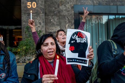 13 décembre 2013 : Conférence et marche de soutien à Jabeur Mejri organisée hier par l’Association tunisienne des femmes démocrates (ATFD), le Comité de soutien Jabeur (mouvement 13), la Fédération internationale des droits humains (FIDH), le Réseau Euro-Med, la Ligue tunisienne des droits humains (LTDH), l’Association Défi et l’Organisation tunisienne de citoyenneté (OTC). Condamné en première instance le 28 mars 2012, puis en appel le 25 juin suivant, à sept ans et demi de prison pour avoir publié sur son mur Facebook des dessins jugés blasphématoires, Jabeur Mejri ne peut compter désormais que sur une grâce présidentielle pour retrouver la liberté (il a renoncé à se pourvoir en Cassation). Tous ses soutiens espéraient que la journée internationale des droits de l’homme du 10 décembre, fournirait l’occasion idéale pour ce geste de clémence. Un espoir une nouvelle fois déçu.