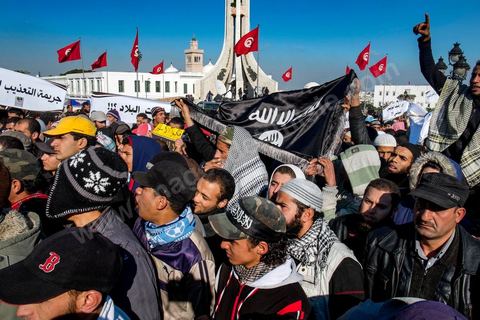 17 décembre 2013 : les sympathisants de l'organisation décrétée comme terrosriste d'Ansar El Chariaa. Quelques centaines de personnes ont répondu à l’appel de l’organisation Ansar Chariâa pour manifester à la Kasbah en commémoration du 17 décembre, date du début de la révolution tunisienne mais aussi et surtout pour prévenir du retour à la représeeion contre leur organisation. Les manifestants sont essentiellement composés de sympathisants du mouvement Ansar Chariâa et de quelques membres des ligues de protection de la révolution. Une présence policière imposante a été constatée sur les lieux et les participants à cette manifestation ont été systématiquement fouillés par les organisateurs.