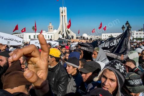 17 décembre 2013 : les sympathisants de l'organisation décrétée comme terrosriste d'Ansar El Chariaa. Quelques centaines de personnes ont répondu à l’appel de l’organisation Ansar Chariâa pour manifester à la Kasbah en commémoration du 17 décembre, date du début de la révolution tunisienne mais aussi et surtout pour prévenir du retour à la représeeion contre leur organisation. Les manifestants sont essentiellement composés de sympathisants du mouvement Ansar Chariâa et de quelques membres des ligues de protection de la révolution. Une présence policière imposante a été constatée sur les lieux et les participants à cette manifestation ont été systématiquement fouillés par les organisateurs.