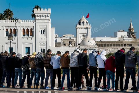 17 décembre 2013 : Prières sur la place de la Kasbah. Quelques centaines de personnes ont répondu à l’appel de l’organisation Ansar Chariâa pour manifester à la Kasbah en commémoration du 17 décembre, date du début de la révolution tunisienne mais aussi et surtout pour prévenir du retour à la représeeion contre leur organisation. Les manifestants sont essentiellement composés de sympathisants du mouvement Ansar Chariâa et de quelques membres des ligues de protection de la révolution. Une présence policière imposante a été constatée sur les lieux et les participants à cette manifestation ont été systématiquement fouillés par les organisateurs.