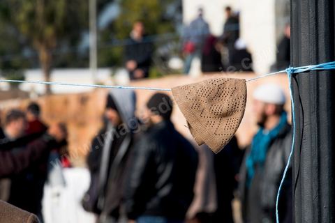 17 décembre 2013 : quelques centaines de personnes ont répondu à l’appel de l’organisation Ansar Chariâa pour manifester à la Kasbah en commémoration du 17 décembre, date du début de la révolution tunisienne mais aussi et surtout pour prévenir du retour à la représeeion contre leur organisation. Les manifestants sont essentiellement composés de sympathisants du mouvement Ansar Chariâa et de quelques membres des ligues de protection de la révolution. Une présence policière imposante a été constatée sur les lieux et les participants à cette manifestation ont été systématiquement fouillés par les organisateurs.