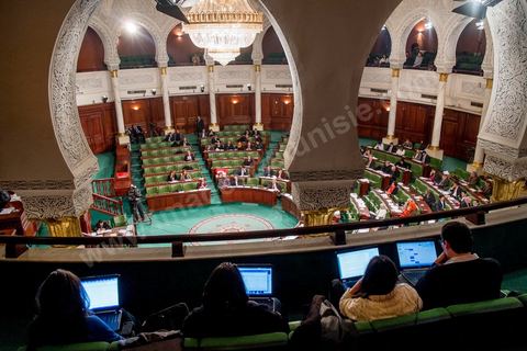 Située à l'étage de l'hemicycle, l'équipe de Bawsala observe l'ensemble des débats de l'Assemblée Nationale Constituante. Al Bawsala (la boussole) est une organisation non gouvernementale de droit tunisien à but non lucratif. Elle est indépendante de toute influence politique. L'équipe travaille depuis 2012 comme un l’observatoire de l’Assemblée nationale constituante.