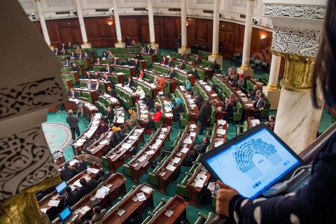 Située à l'étage de l'hemicycle, l'équipe de Bawsala observe l'ensemble des débats de l'Assemblée Nationale Constituante. Al Bawsala (la boussole) est une organisation non gouvernementale de droit tunisien à but non lucratif. Elle est indépendante de toute influence politique. L'équipe travaille depuis 2012 comme un l’observatoire de l’Assemblée nationale constituante.