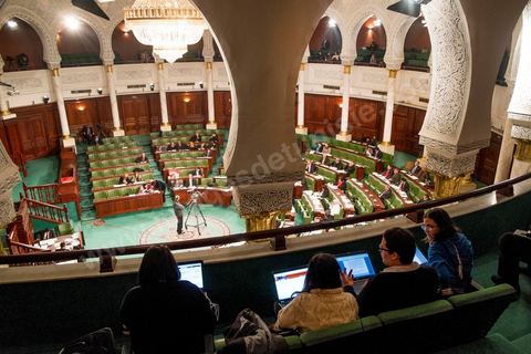 Située à l'étage de l'hemicycle, l'équipe de Bawsala observe l'ensemble des débats de l'Assemblée Nationale Constituante. Al Bawsala (la boussole) est une organisation non gouvernementale de droit tunisien à but non lucratif. Elle est indépendante de toute influence politique. L'équipe travaille depuis 2012 comme un l’observatoire de l’Assemblée nationale constituante.