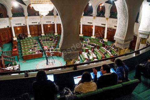 Située à l'étage de l'hemicycle, l'équipe de Bawsala observe l'ensemble des débats de l'Assemblée Nationale Constituante. Al Bawsala (la boussole) est une organisation non gouvernementale de droit tunisien à but non lucratif. Elle est indépendante de toute influence politique. L'équipe travaille depuis 2012 comme un l’observatoire de l’Assemblée nationale constituante.