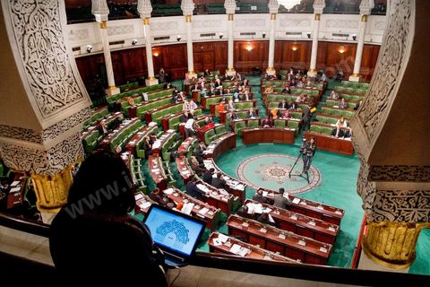 Emna durant un vote en séance plénière collecte les noms des députés et des votes de façon manuelle et photographie l'ensemble de l'hémicycle pour retranscrire le plus justement les votes. Al Bawsala (la boussole) est une organisation non gouvernementale de droit tunisien à but non lucratif. Elle est indépendante de toute influence politique. L'équipe travaille depuis 2012 comme un l’observatoire de l’Assemblée nationale constituante.