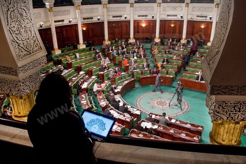 Emna durant un vote en séance plénière collecte les noms des députés et des votes de façon manuelle et photographie l'ensemble de l'hémicycle pour retranscrire le plus justement les votes. Al Bawsala (la boussole) est une organisation non gouvernementale de droit tunisien à but non lucratif. Elle est indépendante de toute influence politique. L'équipe travaille depuis 2012 comme un l’observatoire de l’Assemblée nationale constituante.