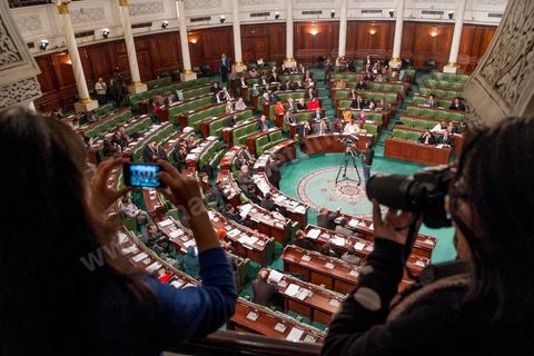 Emna et Ghada durant un vote en séance plénière collecte les noms des députés et des votes de façon manuelle et photographie l'ensemble de l'hémicycle pour retranscrire le plus justement les votes. Al Bawsala (la boussole) est une organisation non gouvernementale de droit tunisien à but non lucratif. Elle est indépendante de toute influence politique. L'équipe travaille depuis 2012 comme un l’observatoire de l’Assemblée nationale constituante.