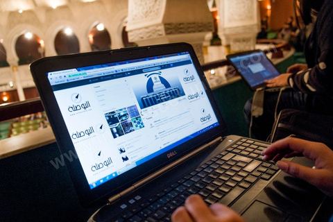 Durant une plénière de l'assemblée Tammen twitte pour le compte Al Bawsala l'ensemble des faits et discours importants. Al Bawsala (la boussole) est une organisation non gouvernementale de droit tunisien à but non lucratif. Elle est indépendante de toute influence politique. L'équipe travaille depuis 2012 comme un l’observatoire de l’Assemblée nationale constituante.