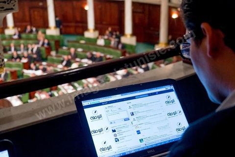Durant une plénière de l'assemblée Tammen twitte pour le compte Al Bawsala l'ensemble des faits et discours importants. Al Bawsala (la boussole) est une organisation non gouvernementale de droit tunisien à but non lucratif. Elle est indépendante de toute influence politique. L'équipe travaille depuis 2012 comme un l’observatoire de l’Assemblée nationale constituante.