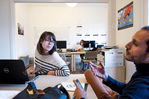 Ons, Selim et Emna en réunion au bureau de Bawsala. Al Bawsala (la boussole) est une organisation non gouvernementale de droit tunisien à but non lucratif. Elle est indépendante de toute influence politique. L'équipe travaille depuis 2012 comme un l’observatoire de l’Assemblée nationale constituante.