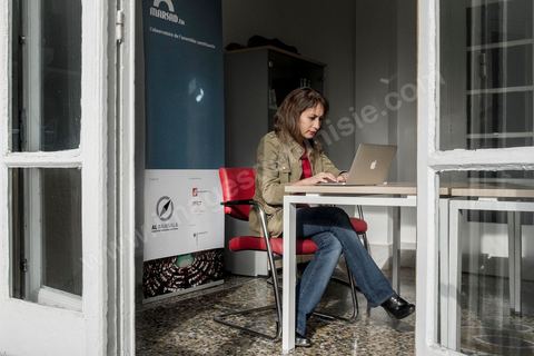 Amira Yahyaoui, Présidente de Al Bawsala, dans les bureau de l'ONG.