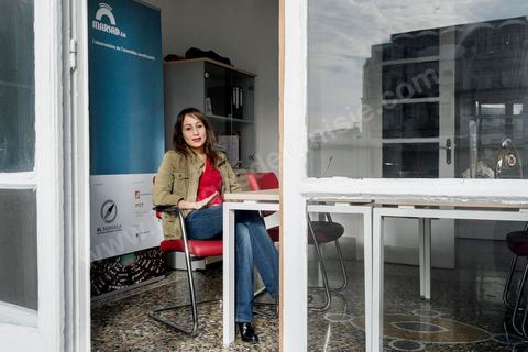 Amira Yahyaoui, Présidente de Al Bawsala, dans les bureau de l'ONG.